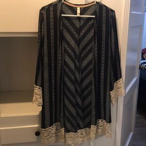 NAVY/BEIGE XHILARATION KIMONO